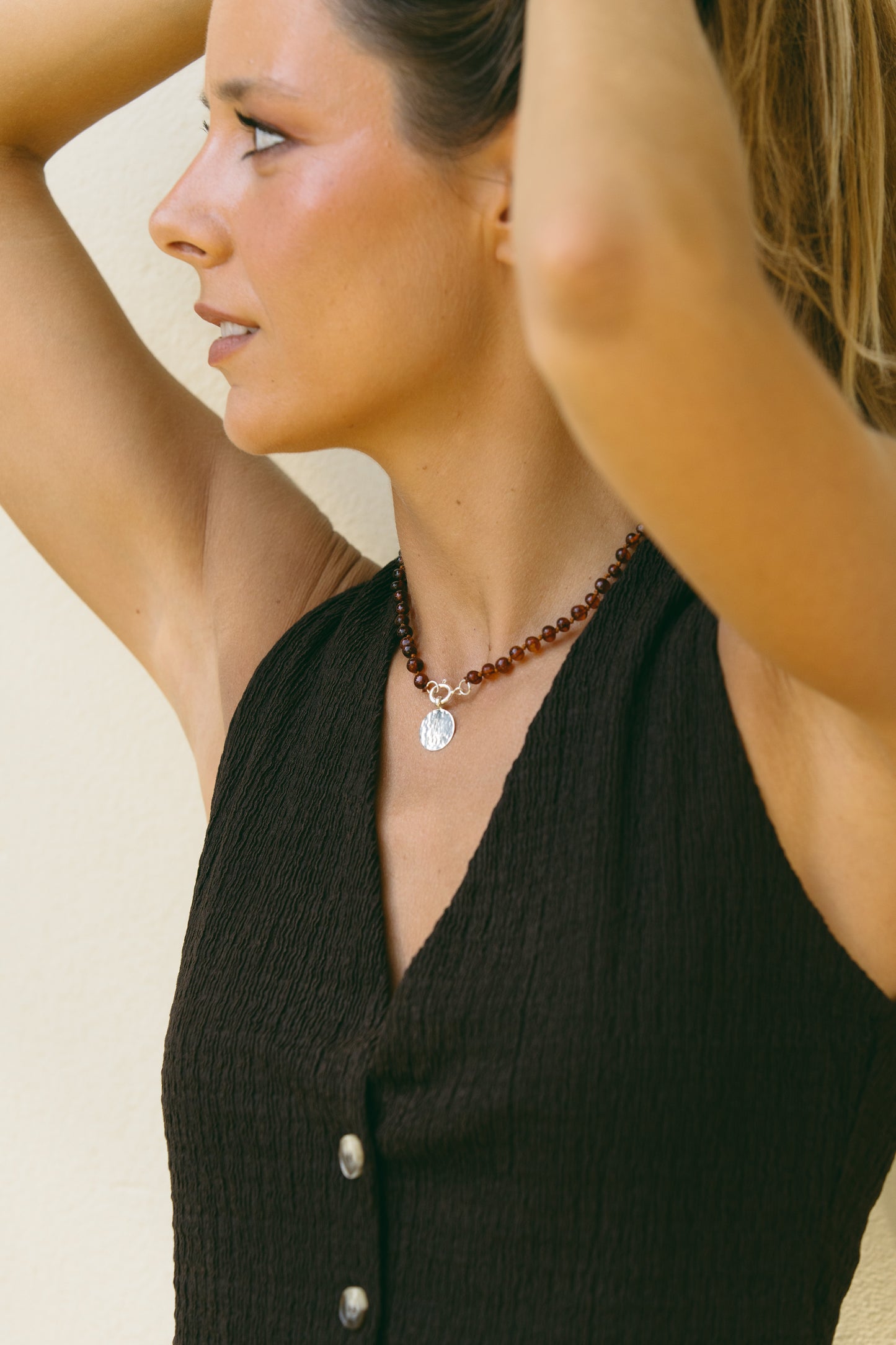 Colar em âmbar com fecho em prata